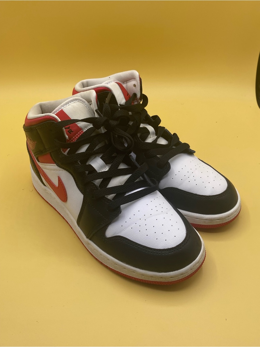 Nike Air Jordan 1 Mid "Gym Red"